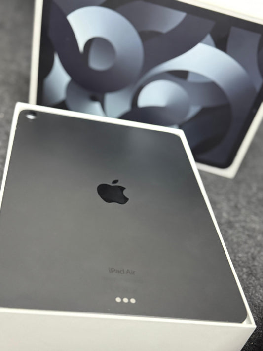 Apple iPad Air 5 (2022) 64GB Wi-Fi – Space Grau – mit Gebrauchsspuren